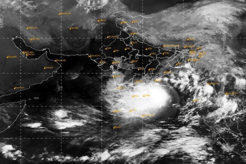 #কলকাতা: বঙ্গোপসাগরীয় খাঁড়িকে তৈরি হওয়া অশনি সাইক্লোন উত্তর পশ্চিম দিকে এগোচ্ছে৷ তবে যত দ্রুত গতিতে এটি এগোচ্ছিল এখন তার চেয়ে কম হয়েছে জলের মধ্যে তার গতি৷ এই শক্তিশালী সাইক্লোনের জেরে ১০ থেকে ১৩ মে অরুণাচলপ্রদেশ, অসম, মেঘালয়, নাগাল্যান্ড, মণিপুর, মিজোরাম, ত্রিপুরা, তামিলনাড়ু, এবং কেরলেও ভারি বৃষ্টি হবে৷ ভারতীয় মৌসম বিভাগ এই রাজ্যগুলিতে অ্যালার্ট জারি করেছে৷ এর আগে আইএমডি -র ওয়েদার আপডেট অনুযায়ি ৯ থেকে ১২ তারিখ অবধি ওড়িশা ও পশ্চিমবঙ্গে বৃষ্টি হওয়ার কথা ছিল৷ Photo Courtesy- IMD/Sattelite Image 