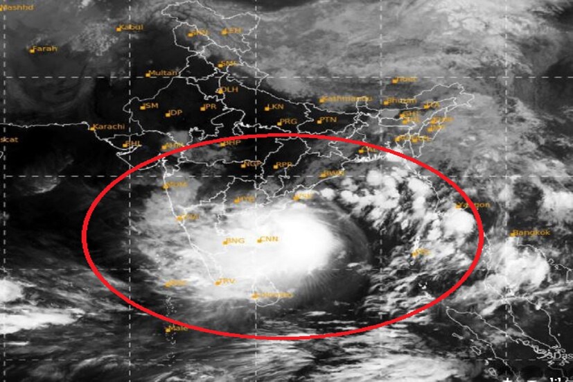 প্রাইভেট ওয়েদার এজেন্সি স্কাইমেট অনুযায়ি সাইক্লোন অশনি উত্তর পশ্চিমের দিকে মুভ করবে৷ যার কারণে আগামী ২৪ ঘণ্টায় উত্তর তামিলনাড়ু , দক্ষিণ তটের অন্ধ্রপ্রদেশে আবহাওয়ায় দ্রুত বদল দেখা যাবে৷ Photo Courtesy- IMD/Sattelite Image 
