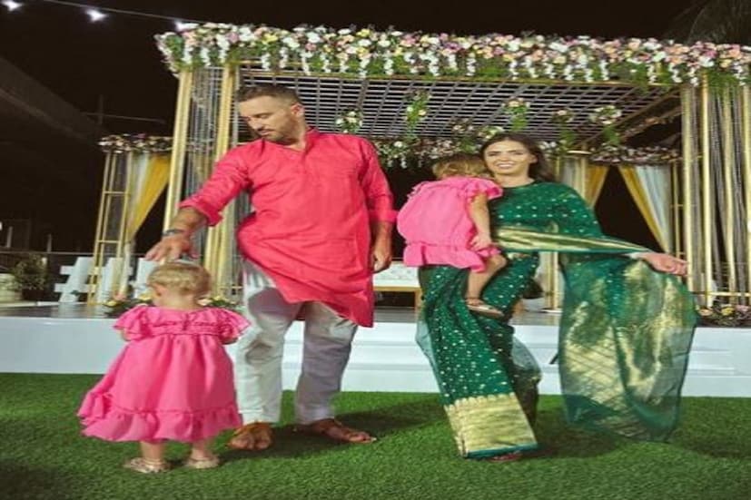মাখন ত্বকে সবুজ রঙের সি থ্রু জরির কাজ করা চান্দেরি শাড়িতে অপরূপা হয়ে উঠেছিলেন ইমরি৷ অনেকেই তাঁর প্রশংসা করলেও অনেকেই দাবি করেন অনুষ্কা শর্মার পুরনো শাড়ি পরে তিনি বিয়ে বাড়িতে এসেছেন৷ Photo Courtesy- Instagram 
