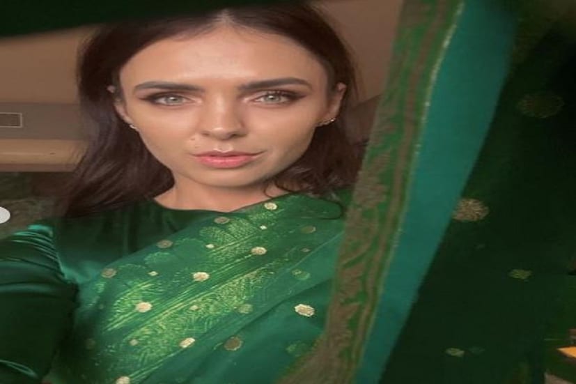 বিরাট কোহলি ও অনুষ্কা শর্মার গিয়েছিলেন এই অনুষ্ঠানে৷ ফ্যাফ ডু প্লেসিস এবং তাঁর বউ ইমরি গিয়েছিলেন৷ এবার নেটিজেনদের চোখ আটকায় ইমরির শাড়িতে৷ ডুপ্লেসিসের বউ একটি সবুজ রঙের চান্দেরি শাড়ি পরেছিলেন৷ নেটিজেনদের তদন্ত অনুযায়ি এটি অনুষ্কা শর্মার একটি বহু পুরনো শাড়ি! Photo Courtesy- Instagram 