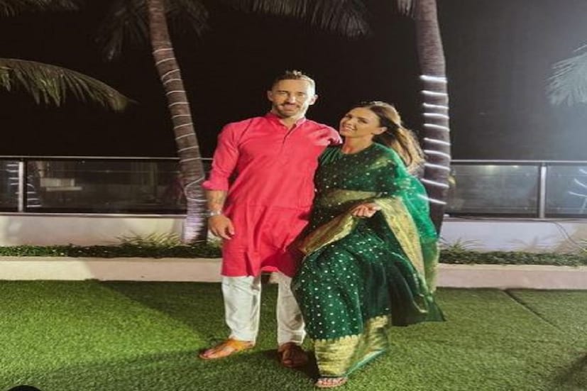 একাধিক ফ্যান সরাসরি ইমরির অ্যাকাউন্টে গিয়ে লিখে আসেন কেন তিনি অনুষ্কার পরা পুরনো শাড়ি আবার পরেছেন৷ এদিকে এই অনুষ্ঠানে ফ্যাফ ডু প্লেসিস কালো কুর্তা পায়জামা পরেছিলেন৷ Photo Courtesy- Instagram 