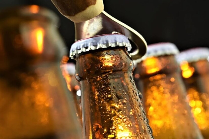 Bira Blonde Summer Lager বিয়ার এবং সাইট্রাস হল ক্লাসিক জুটি এবং বিরা এক্ষেত্রে অতিরিক্ত মাইল অতিক্রম করেছে নিঃসন্দেহে। আপনাকে গ্রীষ্মকালীন আমেজে আনন্দ দিতে এর জুড়ি মেলা ভার। সামান্য তিক্ততা থাকার পাশাপাশি, বিরা ব্লন্ড সামার লেগার কিছু ফলের স্বাদও যোগ করে। প্রতিটি চুমুক আপনার মুখে একটি উৎসবের মতো আমেজ এনে দেবে। এই বিয়ারগুলি মাত্র ১৬০ টাকা।