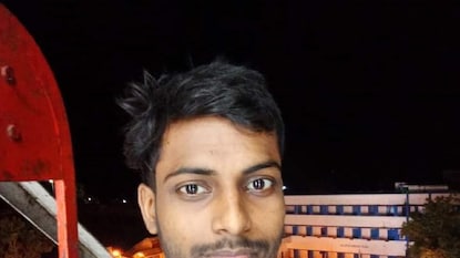 বহরমপুরের রাস্তায় নৃশংস ভাবে প্রেমিকাকে খুন করেছিল সে৷ যে দৃশ্য দেখে শিউরে উঠলেও এগিয়ে যাওয়ার সাহস পাননি কেউ৷ কারণ খেলনা বন্দুক উঁচিয়ে গুলি করার ভয় দেখিয়েছিল অভিযুক্ত সুশান্ত চৌধুরী৷
বহরমপুরের রাস্তায় নৃশংস ভাবে প্রেমিকাকে খুন করেছিল সে৷ যে দৃশ্য দেখে শিউরে উঠলেও এগিয়ে যাওয়ার সাহস পাননি কেউ৷ কারণ খেলনা বন্দুক উঁচিয়ে গুলি করার ভয় দেখিয়েছিল অভিযুক্ত সুশান্ত চৌধুরী৷