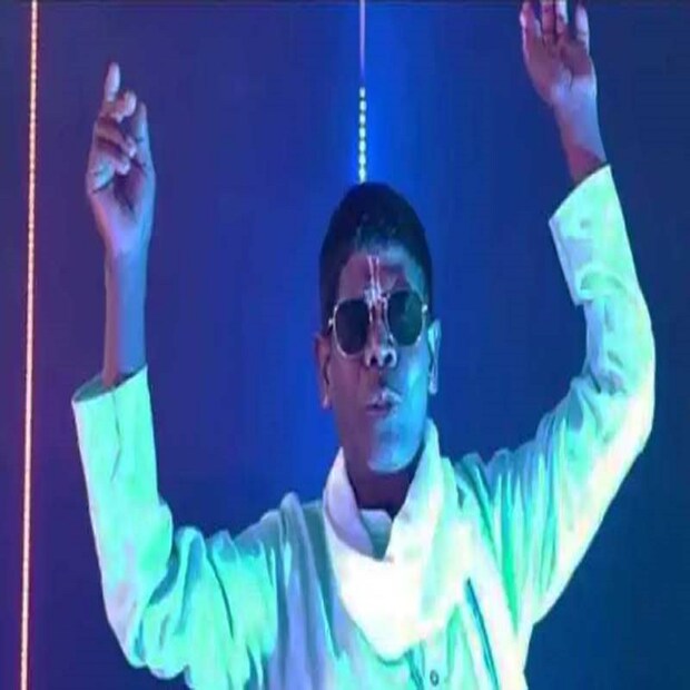 বীরভূমের দুবরাজপুর ব্লকের অন্তর্গত লক্ষীনারায়ণপুর গ্রাম পঞ্চায়েতের কুড়ালজুড়ি গ্রামের বাদাম ব্যবসায়ী ভুবন বাদ্যকর রাতারাতি সেলিব্রিটি হয়ে ওঠেন তাঁর কাঁচা বাদাম গানের দৌলতে। গ্রামে গ্রামে বাদাম বিক্রি করার সময় তিনি এই গান গাইতেন এবং এই গান সোশ্যাল মিডিয়ায় আপলোড হওয়ার পর ভাইরাল হয়। আর এবার এই ভুবন বাদ্যকর পা রাখতে চলেছেন অভিনয় জগতে।