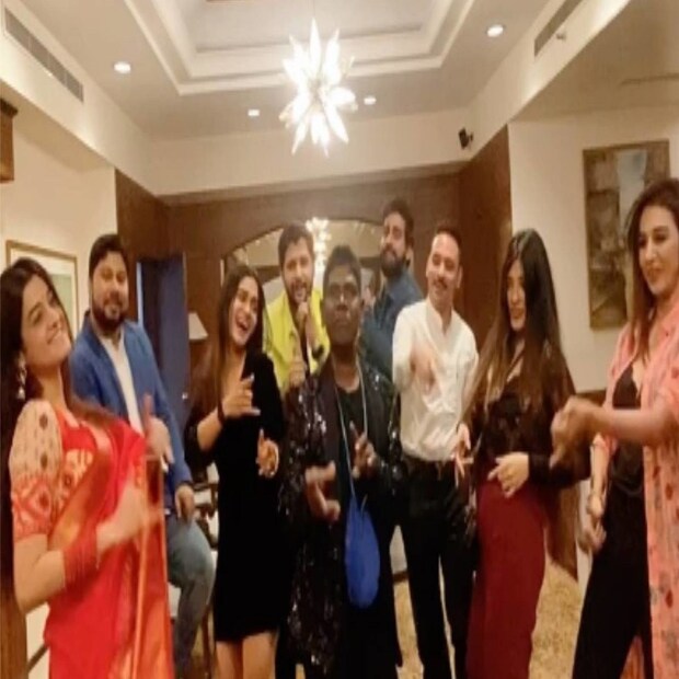 যাত্রার একসময় গ্রামগঞ্জ ছাড়াও বিভিন্ন জায়গায় আলাদা জনপ্রিয়তা ছিল। তবে সময়ের সঙ্গে সঙ্গে এই যাত্রা এখন হারিয়ে যেতে বসেছে। সেই জায়গায় ভুবন বাদ্যকরের হাত ধরে যাত্রার নতুন দিগন্ত শুরু হবে বলে আশা প্রকাশ করছেন বাদাম কাকু ভুবন বাদ্যকর অনুরাগীরা।