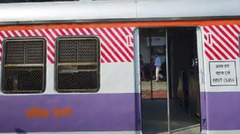EMU/DEMU ট্রেনে লাল রঙের স্ট্রাইপ অনেক সময় EMU বা DEMU ট্রেনেও লাল রঙের স্ট্রাইপ দেখা যায়। এটিকে বলা হয় ফার্স্ট ক্লাস কম্পার্টমেন্ট।