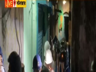 ঘটনাস্থলে পৌঁছেছে বিশাল পুলিশবাহিনী৷ 