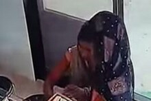 দিনেদুপুরে দোকানে গয়না চুরি ! দেখুন হাত সাফাইয়ের সিসিটিভি ফুটেজ