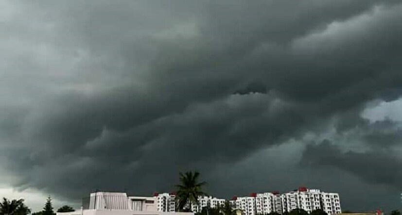 বিশেষ করে মুর্শিদাবাদ ও পুরুলিয়ায় ভয়ঙ্কর রূপ নেবে বজ্রবিদ্যুৎ-সহ বৃষ্টি। আবহাওয়া বদলাবে কলকাতাতেও। photo source collected