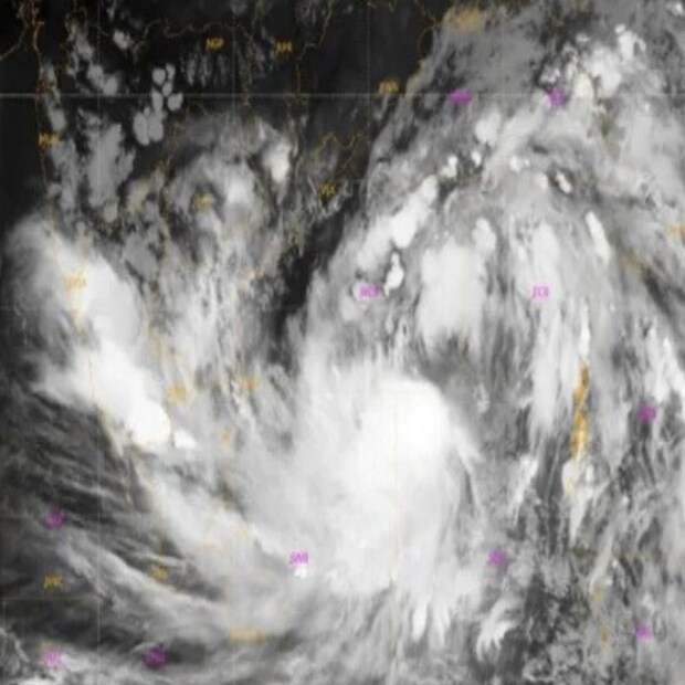 প্রাথমিকভাবে পূর্ব মেদিনীপুর জেলা প্রশাসনের তরফ থেকে দিঘা সহ পূর্ব মেদিনীপুর জেলার সমস্ত উপকূল এলাকায় প্রশাসনের কড়া নজরদারি চলছে। পূর্ব মেদিনীপুর জেলা জুড়ে ৬৮ কিলোমিটার উপকূল এলাকা। অশনির প্রভাবে উপকূলবর্তী এলাকায় ক্ষয়ক্ষতি কমাতে চূড়ান্ত সতর্কতা অবলম্বন করা হয়েছে। দিঘায় টহলদারি শুরু করেছে এনডিআরএফ টিম। 