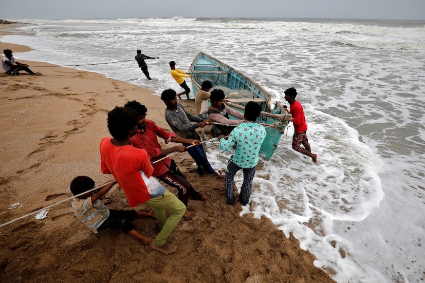 বাতাস ৭৫ কিলোমিটার বেগে চলতে পারে নিম্নচাপ এলাকার কারণে, আগামী ২-৩ দিনের মধ্যে আন্দামান ও নিকোবর দ্বীপপুঞ্জে মাঝারি থেকে ভারী বৃষ্টির সম্ভাবনা রয়েছে। উমাশঙ্কর দাসের মতে, বঙ্গোপসাগর ও দক্ষিণ আন্দামান সাগরে প্রবল বাতাসের সঙ্গে বৃষ্টি হতে পারে। তিনি বলেন, 'এই সময়ে বাতাসের গতিবেগ ঘণ্টায় ৪০-৫০ কিমি হতে পারে। যা পরবর্তীতে ৭৫ কিমি প্রতি ঘণ্টায় পৌঁছাতে পারে। মৎস্যজীবীদের আন্দামান সমুদ্র এলাকা এবং দক্ষিণ-পূর্ব বঙ্গোপসাগরে না যাওয়ার পরামর্শ দেওয়া হয়েছে।