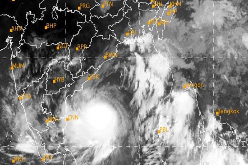 #কলকাতা: পশ্চিমবঙ্গের দক্ষিণ পূর্বের বঙ্গোপসাগরে সাইক্লোন অশনি চোখ রাঙিয়ে প্রভাব দেখানো শুরু করে দিল৷ রবিবার সন্ধ্যার মধ্যেই অতি শক্তিশালী ঘূর্ণাবর্তে পরিণত হয়েছে৷ উত্তর অন্ধ্রপ্রদেশ -ওড়িশা উপকূলের দিকে উত্তর পশ্চিমের দিকে এগোচ্ছে৷ ভারতীয় মৌসম বিভাগ (আইএমডি) অনুযায়ি মঙ্গলবার অশনি সাইক্লোন উত্তর অন্ধ্রপ্রদেশ ও ওড়িশা উপকূলের থেকে পশ্চিম মধ্য এবং তার সঙ্গে লাগোয়া পশ্চিমবঙ্গের খাঁড়িতে পৌঁছে উত্তর -পূর্ব আর ঘুরে যাওয়ার আশঙ্কা রয়েছে৷ Photo Courtesy-IMD/ Sattelite Image 