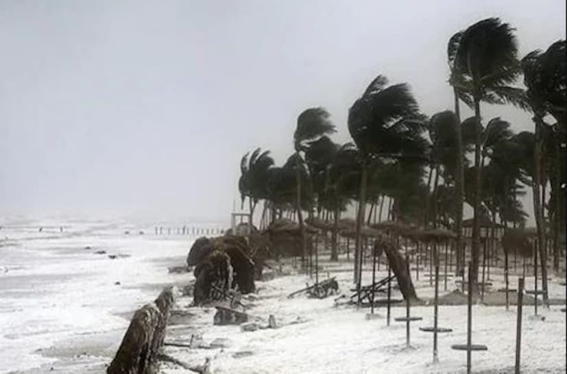 ওড়িশা উপকূল বরাবর সমান্তরালভাবে এটি সমুদ্রে এগোতে থাকবে। অভিমুখ পরিবর্তন করার পর থেকেই ঘূর্ণিঝড় ক্রমশ দুর্বল হয়ে যাবে। ঘূর্ণিঝড় অশনির উপকূলে আছড়ে পড়ার সম্ভাবনা আপাতত নেই বলে জানাচ্ছেন আবহাওয়াবিদরা।