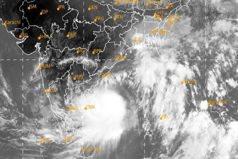  অশনি নিয়ে আইএমডি জানিয়েছে বুধবার থেকে ধীরে ধীরে এই ভয়ানক সাইক্লোন আস্তে আস্তে শক্তি হারাতে শুরু করবে৷ আস্তে আস্তে তা অতি গভীর নিম্নচাপে পরিণত হবে৷ আইএমডি প্রধান মৃত্যুঞ্জয় মহাপাত্র বলেছেন সাইক্লোন পূর্ব উপকূলের সমান্তরালে চলবে৷ ওড়িশা ও অন্ধ্রপ্রদেশের ভিতরে পৌঁছনোর সম্ভবনা বেশ কম৷ Photo Courtesy - IMD/ Sattelite