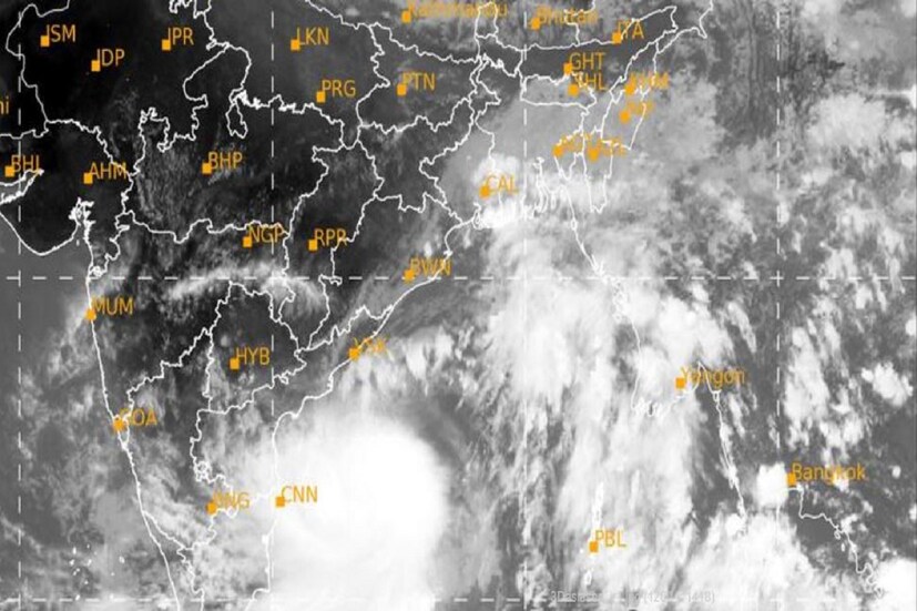 #কলকাতা: অশনি সাইক্লোন রবিবার সন্ধ্যা সাড়ে পাঁচটা বঙ্গোপসাগরীয় খাঁড়ির উত্তর পশ্চিম আর অন্ধ্রপ্রদেশ , ওড়িশা ও পশ্চিমবঙ্গের দিকে এগোতে থাকছে৷ আর এটা গভীর সাইক্লোনে রূপান্তরিত হয়েছে৷ ভারতীয় মৌসম বিভাগ তাজা আপডেট অনুযায়ি এই সাইক্লোন উত্তর পশ্চিমের দিকে এগোচ্ছে৷ বঙ্গোপসাগরীয় খাঁড়িতে মধ্য পশ্চিম এবং দক্ষিণে কেন্দ্রিত রয়েছে৷ গত ৬ ঘণ্টায় জলভাগের ওপর গতি বাড়িয়েছে অশনি সাইক্লোন৷ এই মুহূর্তে জলভাগের ওপর ২৫ কিলোমিটার প্রতি ঘণ্টায় এগোবে৷ Photo Courtesy - IMD/ Sattelite