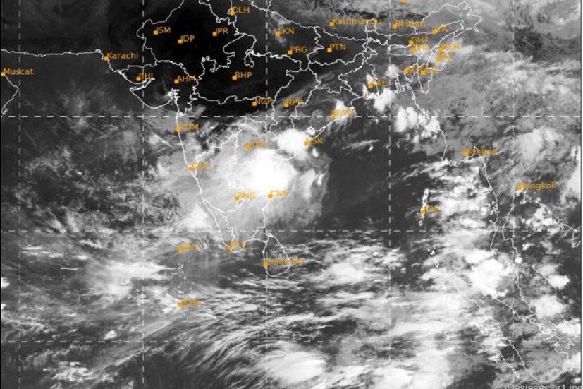 এই ঘূর্ণিঝড়ের প্রভাবে মূলত বৃষ্টি হবে উত্তর ও দক্ষিণ ২৪ পরগনা এবং কিছুটা পূর্ব মেদিনীপুরে। এই দুই জেলায় মাঝারি বৃষ্টি কোথাও কোথাও বিক্ষিপ্তভাবে ভারী বৃষ্টির সম্ভাবনা থাকছে।