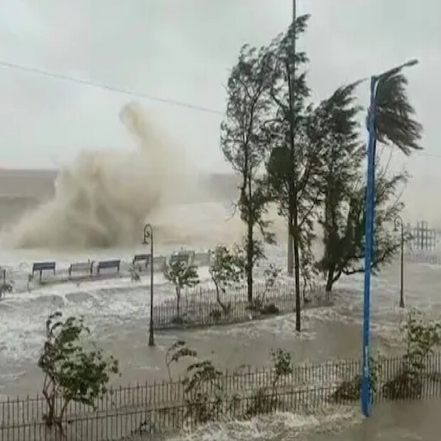 পরবর্তী ৪৮ ঘণ্টায় তা শক্তি বাড়াতে পারে এবং গভীর নিম্নচাপে পরিণত হতে পারে। তবে তা পশ্চিমবঙ্গ কিংবা ওড়িশা উপকূলে এসে পৌঁছবে কিনা তা এখনই বলতে পারছেন না আবহাওয়া বিজ্ঞানীরা। তবে ইতিমধ্যেই উপকূলের রাজ্যগুলিতে জারি হয়েছে সতর্কতা।