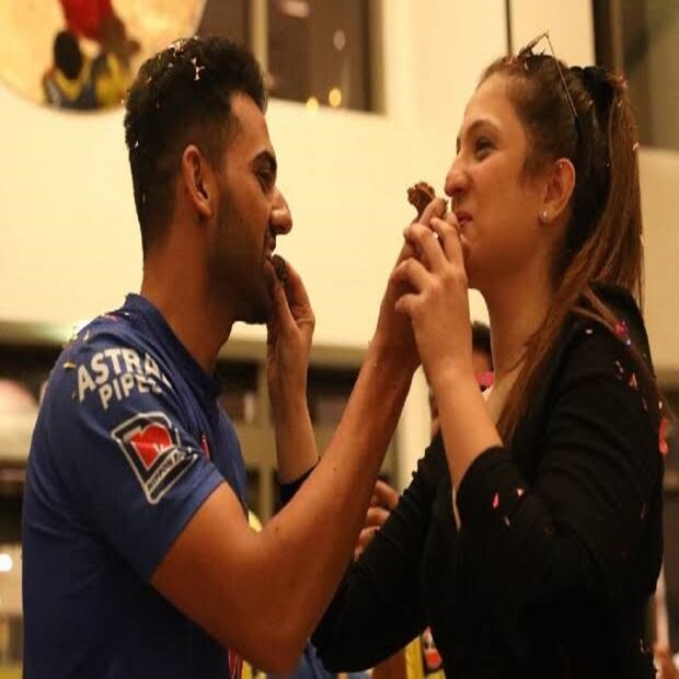 বিয়ের প্রস্তাব দেওয়ার পর এভাবেই একে অপরকে কেক খাইয়ে দিয়েছিলেন দীপক এবং জয়া