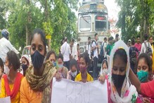 অফলাইনে 'না', অনলাইনে পরীক্ষার দাবি! পথ অবরোধে বিশ্ববিদ্যালয়ের ছাত্রছাত্রীরা অফলাইনে 'না', অনলাইনে পরীক্ষার দাবি! পথ অবরোধে বিশ্ববিদ্যালয়ের ছাত্রছাত্রীরা