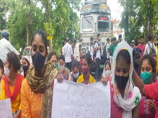 অনলাইন পরীক্ষার দাবিতে পথ-অবরোধ 