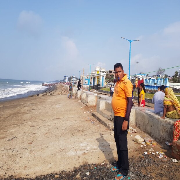 তবে অশনি আছড়ে পড়ার আশঙ্কা না থাকলেও এখনও দিঘার সমুদ্রে পর্যটকদের নামতে দেওয়া হচ্ছে না৷ সমুদ্রের পাড়ে এখনও বিপর্যয় মোকাবিলা বাহিনীর সদস্য এবং সিভিক ভলেন্টিয়ারদের মোতায়েন করে রাখা হয়েছে৷ 