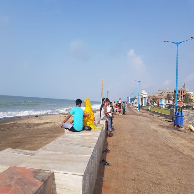 এ দিন সকাল থেকেই দিঘার আকাশের মুখ ভার৷ অশনি আতঙ্ক কেটে যেতেই এ দিন সকাল থেকেই সমু্দ্রের পাড়ে ভিড় জমাতে শুরু করেন পর্যটকরা৷ 
