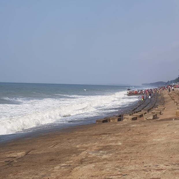 ওল্ড দিঘার এক নম্বর ঘাট থেকে সি হক ঘোলার সি বিচ, সর্বত্রই ঝুঁকি নিয়েই দল বেঁধে সমুদ্রে নেমে স্নান করছেন পর্যটকরা।