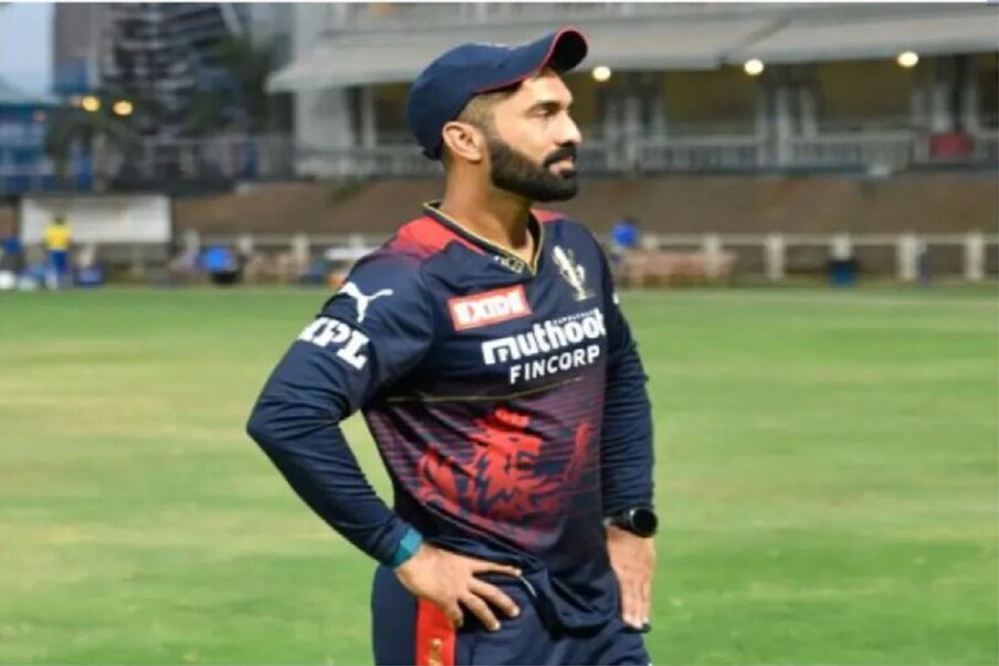  #নতুন দিল্লি: রয়্যাল চ্যালেঞ্জার্স ব্যাঙ্গালোরের উইকেটকিপার ব্যাটসম্যান দিনেশ কার্তিককে তিরস্কার করা হয়েছে। কলকাতার ইডেন গার্ডেন্সে হওয়া খেলা লখনউ সুপার জায়ান্টসের বিরুদ্ধে এলিমিনেটর ম্যাচের সময় তিনি আইপিএলের আচরণবিধি লঙ্ঘন করেছিলেন। (Photo Courtesy-Instagram)