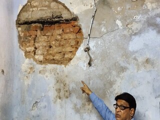 থমথমে দুর্গা পিতুরি লেন, ফাটল চওড়া হল না তো ! চিন্তায় বাসিন্দারা 