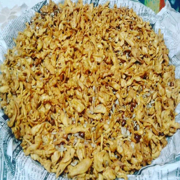 •মূলত চানাচুর তৈরি হয় বেসন দিয়ে৷ 