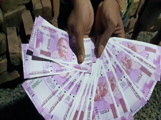 বাইক কিনতে এসে এই জাল টাকাগুলিই দেওয়া হয়৷ 