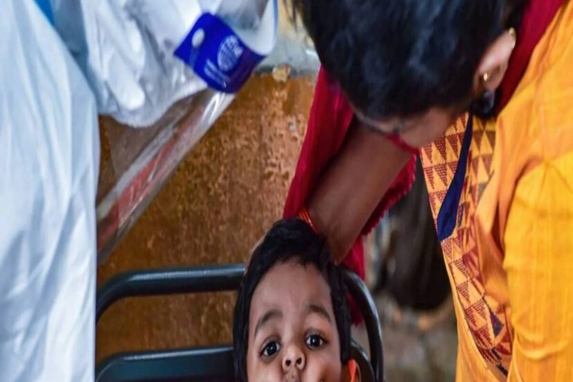 টমেটো ফিভার বা টমেটো জ্বর কী! এটি এক ধরনের জ্বর। যা মূলত ৫ বছরের কম বয়েসর বাচ্চাদের হচ্ছে। এই রোগের চিকিৎসার তেমন সঠিক দিশা এখনও চিকিৎসকরা পাননি। এর ফলে শরীরে ফুসকুড়ি, লাল চাকা-চাকা দাগ, চুলকুনি ও ডিহাইড্রেশনের মতো সমস্যা হচ্ছে। যে শিশুদের এই জ্বর হচ্ছে, তাঁদের শরীরে এই সব উপসর্গের দেখা মিলছেন। 