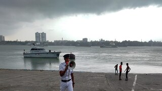 পুলিশের নজরদারি ও ঘোষণা গঙ্গার পাড়ে। 