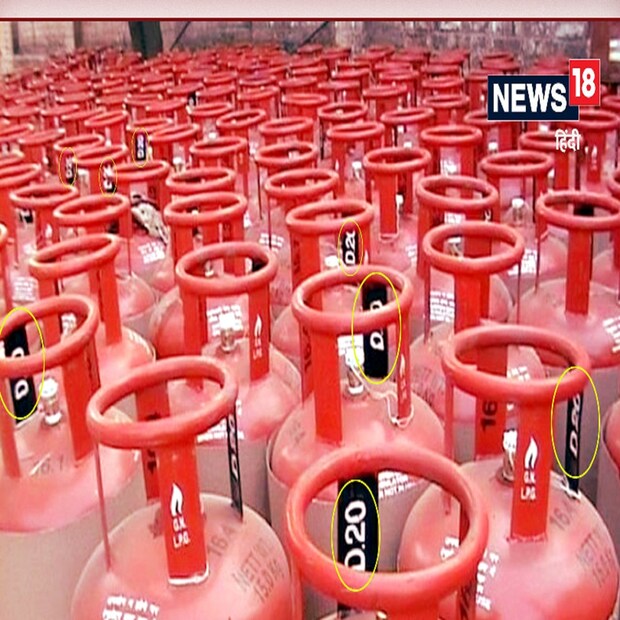 রান্নার গ্যাসের দাম কত হল-  তেল সংস্থাগুলির তরফে ১৪.২ কিলোগ্রাম রান্নার গ্যাস সিলিন্ডারের দাম ৩.৫০ টাকা বেড়ে দিল্লিতে ও মুম্বইতে ১০০৩ টাকায় বিক্রি হচ্ছে ৷ এছাড়া চেন্নাইতে রান্নার গ্যাস সিলিন্ডারের দাম ১০১৮.৫০ টাকা হয়ে গেছে ৷ অন্যদিকে, কলকাতায় রান্নার গ্যাস সিলিন্ডার দাম বেড়ে ১০২৯ টাকা হয়ে গিয়েছে ৷ ৭ মে রান্নার গ্যাস সিলিন্ডারের দাম ৫০ টাকা বাড়ানো হয়েছিল ৷ এর জেরে দাম বেড়ে হয়েছিল ৯৯৯.৫০ টাকা ৷ 