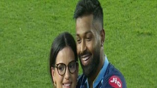 চ্যাম্পিয়ন হওয়ার পর স্ত্রী নাতাশার সঙ্গে সেলফি হার্দিকর