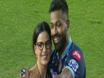 চ্যাম্পিয়ন হওয়ার পর স্ত্রী নাতাশার সঙ্গে সেলফি হার্দিকর