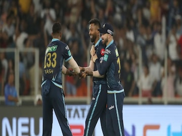 তিনটি উইকেট নিয়েছেন হার্দিক পান্ডিয়া