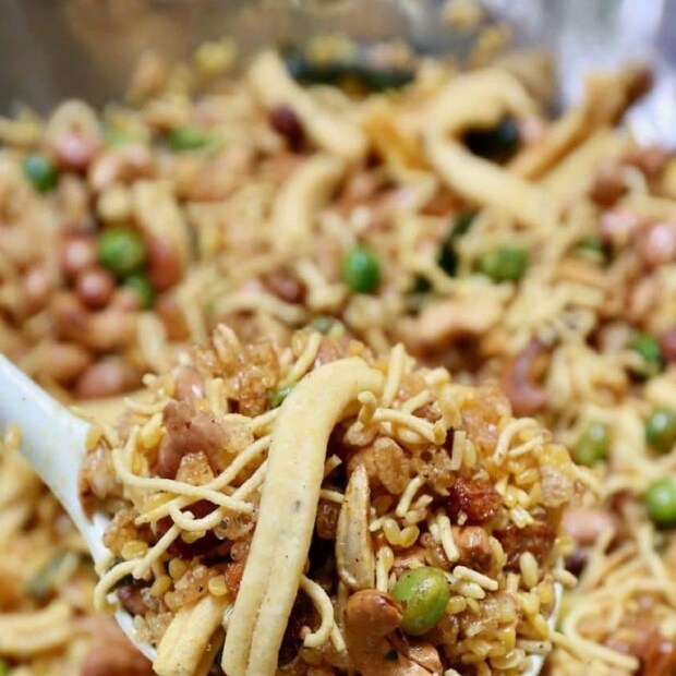 •কখনও তার মধ্যে থাকে ভাজা বাদাম, কখনও আবার কিসমিস বা নানা রকমের বাদামে বাড়ে পুষ্টিগুণ৷ 