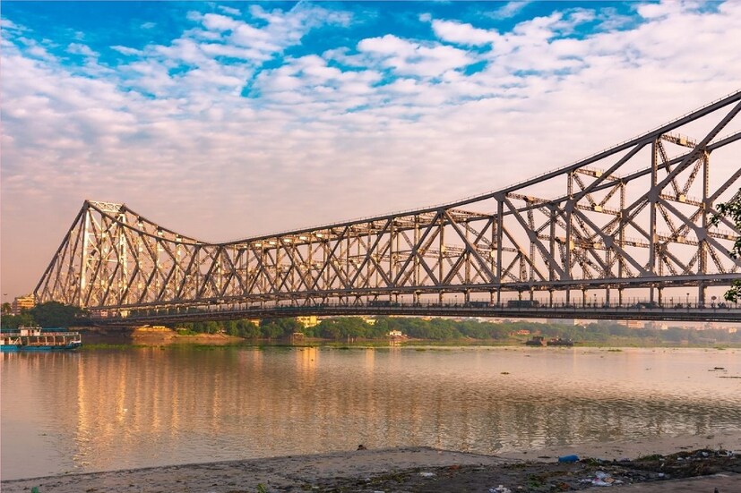 *ভারতের প্রকৌশলের সেরা নমুনার মধ্যে অবশ্যই অন্যতম হাওড়া ব্রিজ। এই সেতু বর্তমানে ৮২ বছরের তরুণ। বহু চলচ্চিত্র এবং টিভি সিরিয়ালে সেতুর দেখা মেলে, তা সে বলিউড হোক বা টলিউড। এই সেতু হাওড়া এবং কলকাতার (হাওড়া-কলকাতা সেতু) ধীরে ধীরে পরিবর্তনের সাক্ষী। মানুষ, গাড়ি, গঙ্গার চলাচলের পাশাপাশি কীভাবে শহর কলকাতা উন্নতির পথ ধরে এগিয়ে গেল, তা প্রত্যক্ষ করেছে হাওড়া ব্রিজ। 