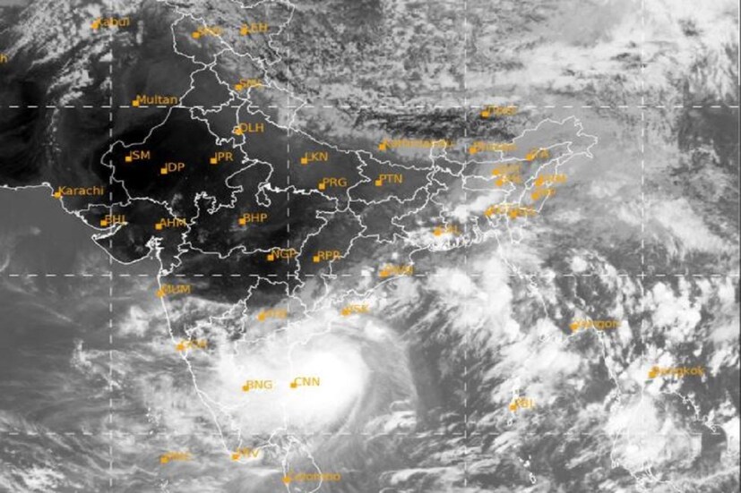  মৌসম বিভাগের ওয়েদার আপডেট অনুযায়ি ১০-১১ মে অন্ধ্রপ্রদেশ, ওড়িশায় তুফানি হাওয়া বইবে ভারী বৃষ্টি হবে,যার অ্যালার্ট ইতিমধ্যেই জারি হয়েছে৷ শুধু এই দুই রাজ্যেই নয়, পশ্চিমবঙ্গেও এই অশনি সাইক্লোনের প্রভাবে প্রবল বৃষ্টি হবে এবং প্রবল জোরে হাওয়া বইবে৷ পশ্চিমবঙ্গ এবং ওড়িশার উপকূল এলাকায় ৯০ থেকে ১২৫ কিলোমিটার প্রতি ঘণ্টা গতিতে হাওয়া বইবে৷ আইএমডি জানিয়েছে পশ্চিমবঙ্গের কলকাতা, হাওড়া, হুগলি ও পশ্চিম মেদিনীপুরে ঝোড়ো হাওয়া বইবার সঙ্গে সঙ্গে বৃষ্টির আশঙ্কা রয়েছে৷ Photo- IMD/ Sattelite Image 