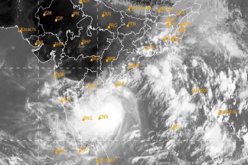 কাকিনাড়া থেকে এই মুহূ্র্তে ৩৫০ কিমি দূরে , বিশাখাপত্তনম থেকে ৩৫০ কিমি, গোপালপুর থেকে ৫১০ কিমি, পুরী থেকে ৫৯০ কিলোমিটার দূরে রয়েছে৷ সম্ভবনা রয়েছে মঙ্গলবার মধ্যরাতে বঙ্গোপসাগরের অন্ধ্রপ্রদেশ এবং ওড়িশার কাছে পৌঁছে যাবে৷ এরপর আবার রাস্তা বদলে উপকূলভূমির সমান্তরালে উত্তর পশ্চিমে এগোবে৷ Photo- IMD/ Sattelite Image 