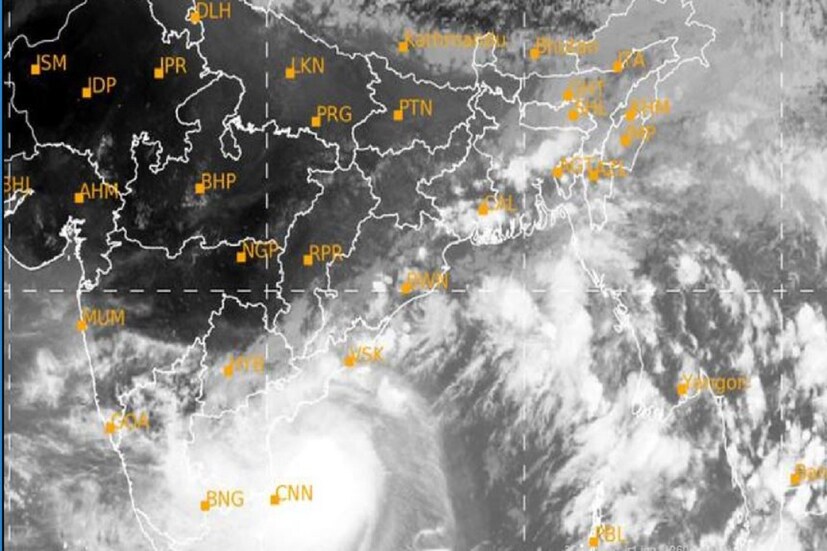 মৌসম বিভাগের ওয়েদার আপডেট অনুযায়ি আগামী ২৪ ঘণ্টায় অশনি সাইক্লোন শক্তিশালী সাইক্লোন থেকে সাধারণ সাইক্লোনে পরিণত হবে৷ এই সময়ে এর ভয়াবহতা এবং গতি দুটিই কম হবে৷ ভারতের বিভিন্ন স্থলভাগ থেকে অশনি অনেক কিলোমিটার দূরে থাকলেও তার প্রভাব পড়া শুরু হয়ে গেছে৷ Photo- IMD/ Sattelite Image 