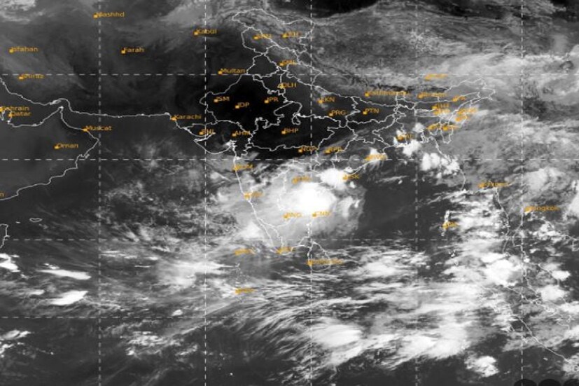 #নয়াদিল্লি: সাইক্লোন অশনি (Cyclone Asani) ইতিমধ্যেই উপকূল এলাকায় নিজের দাপট দেখানো শুরু করেছে৷ অন্ধ্রপ্রদেশ, ওড়িশা. পশ্চিমবঙ্গের বিভিন্ন রাজ্য অ্যালার্টে রয়েছে৷ অশনি অবশ্য খুব বেশি ক্ষয়ক্ষতি করবে না জানতে পারবে এরমধ্যেই ভারতের ওপর আরও এক সাইক্লোনের কালো ছায়া৷ ভারত মহা সাগরে তৈরি হয়েছে সাইক্লোন করিম৷ যা ভারতের স্থলভূমিতে আঘাত করবে এমন আশঙ্কা করছেন আবহাওয়াবিদরা৷ Photo- Representative