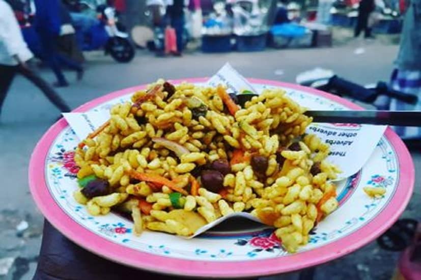 অনেকে আছেন ঘেমে নেয়ে, মাথা চুলকে, হোঁচট খেয়েও বলতে পারবেন না ৷ শুধুই ভাবতেই থাকবেন ৷ একনজরে দেখে নেওয়া যাক আসলে ঝালমুড়ির ইংরেজি ঠিক কী হতে পারে ৷ প্রতীকী ছবি ৷