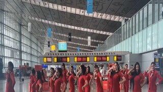 কলকাতা বিমানবন্দরে 'টাপাটিনি'র তালে একঝাঁক বিমানসেবিকার নাচ। 