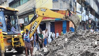 বড়বাজারের রাস্তায় ধস। বড়বাজারের রাস্তায় ধস।