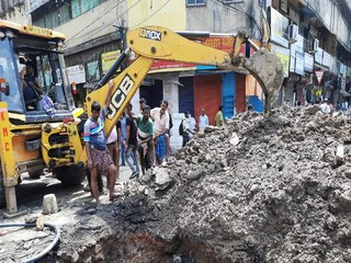 বড়বাজারের রাস্তায় ধস। 