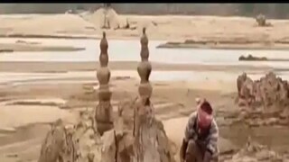 অধ্যাপক রঙ্গজীব বালি দিয়ে তৈরি করছেন মায়া সভ্যতা
