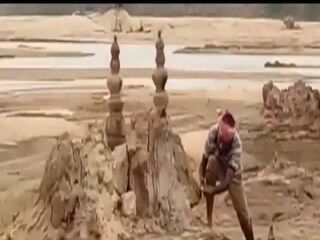 অধ্যাপক রঙ্গজীব বালি দিয়ে তৈরি করছেন মায়া সভ্যতা
