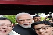 বার্লিনে বাঙালি স্কুলপড়ুয়ার সঙ্গে খোশমেজাজে মোদি, তুললেন সেলফি! দেখুন ভিডিও বার্লিনে বাঙালি স্কুলপড়ুয়ার সঙ্গে খোশমেজাজে মোদি, তুললেন সেলফি! দেখুন ভিডিও